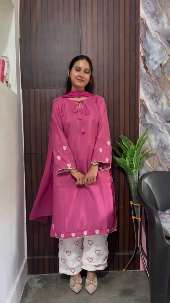 Premium Rani Pink Embroidered Straight Kurta with Heart Motif Flared Sleeves, Matching Printed Pants & Coordinated Dupatta – Elegant Ethnic Fusion Suit Set for Women 💕🌸