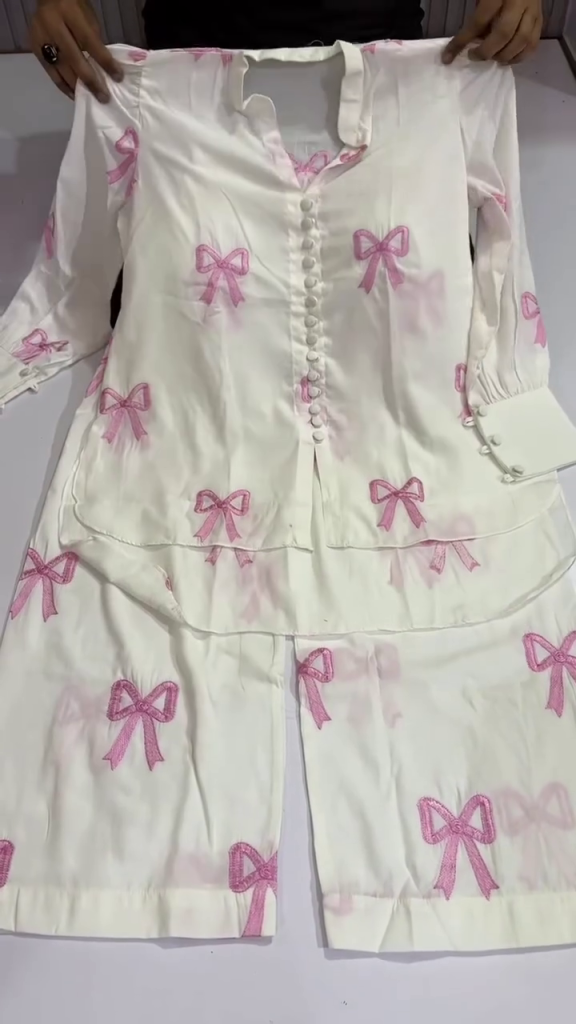 Premium Girls’ Ivory White Full-Sleeve Bow Print Peplum Top & Matching Straight-Leg Pants Two-Piece Co-Ord Set with Button Front, Flared Hem & Elegant Pink Ribbon Pattern 🎀🤍🌸