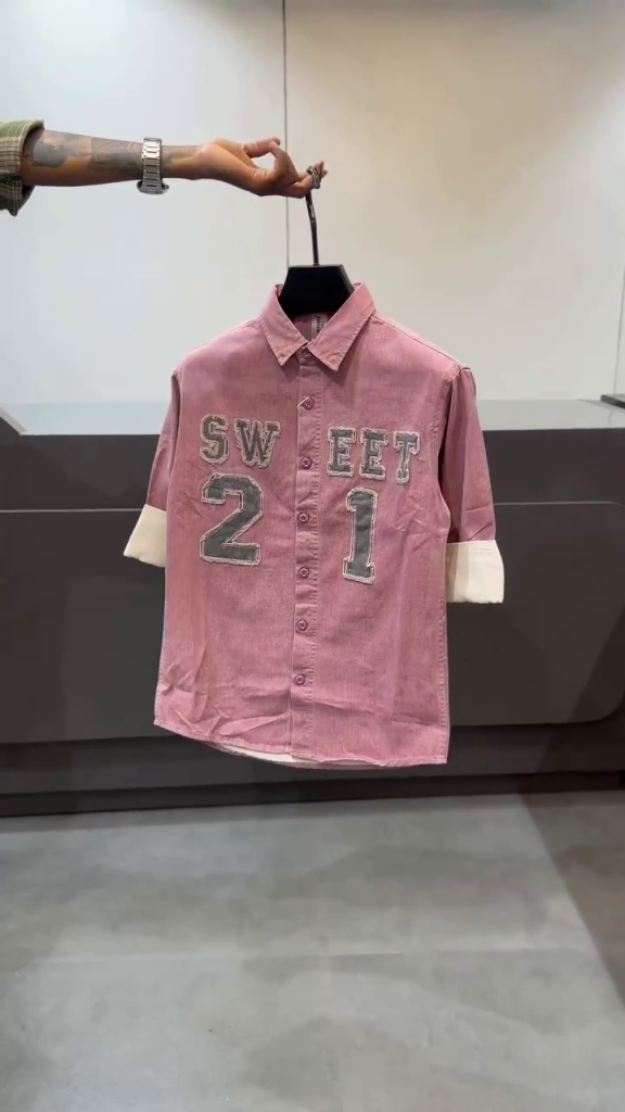 Men’s Fashionable Dusty Pink Short-Sleeve Look Full-Button Shirt with Classic Point Collar, Contrast White Roll-Up Cuffs, Front Statement Number Lettering and Smart Casual Styling